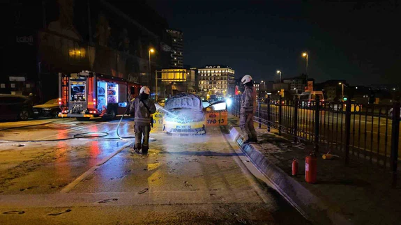 Takside dehşet anları! Araç alev topuna döndü: Ölümden kıl payı kurtuluş kamerada...