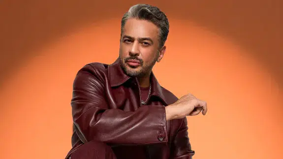 Konser öncesi sürpriz... Emre Altuğ ve Çağla Şıkel ailesinde meslek rotası şaşırtmadı!