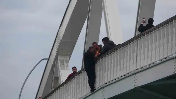 Boynunda ip, elinde bıçakla köprüye çıktı: İntihar girişimi 7. kez önlendi!