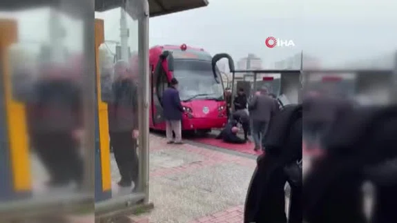 Osmangazi’de tramvayın çarptığı yaya yere savruldu!