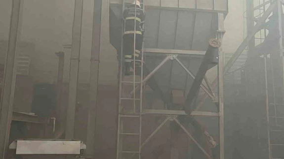 Alevler yükseldi, ekipler seferber oldu: Hatay'da çikolata fabrikası yandı!