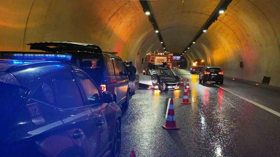 İstanbul'da ıslak asfalt kazaya davetiye çıkardı: Gece yarısı tünelde can pazarı!