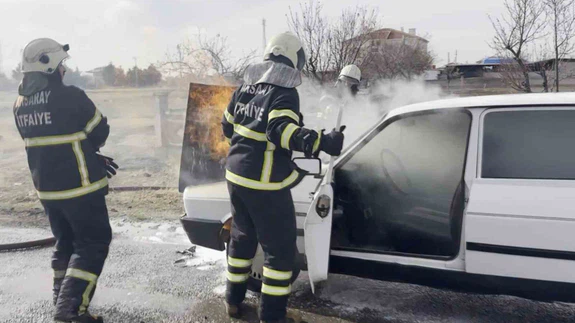 Dumanı çıktı, ateş püskürttü... Aksaray’da sabah trafiğine alevli giriş!