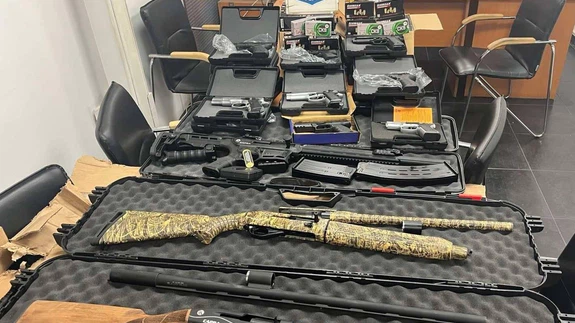 Yivsiz tüfek, gaz tabancası, binlerce fişek... Makedon tırı cephane ile dolu çıktı!