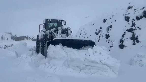Şırnak beyaza büründü: Yarım metreyi geçen kar köy yollarını kapadı