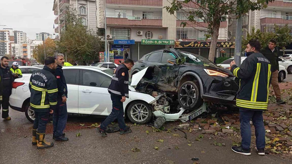 Siverek’te sokak ortasında korkutan çarpışma: İki araç birbirine girdi!