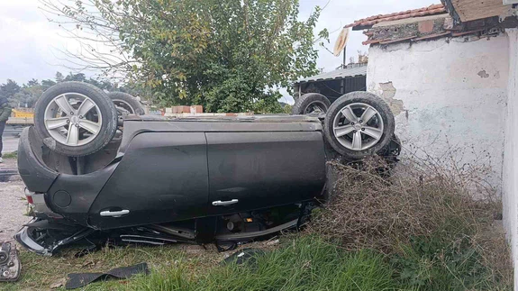 Söke’de korkutan kaza: Bariyerler çarpan otomobil takla attı!