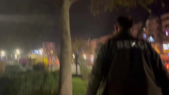 Tartıştığı gencin başında içki şişesini kırdı