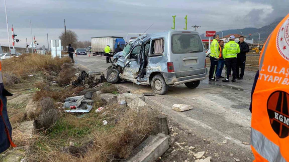 Tali yoldan anayola çıkmak isterken... Mermer yüklü tır can aldı!