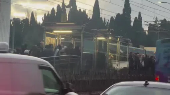 Topkapı’da tramvay raydan çıktı yolcular tahliye edildi