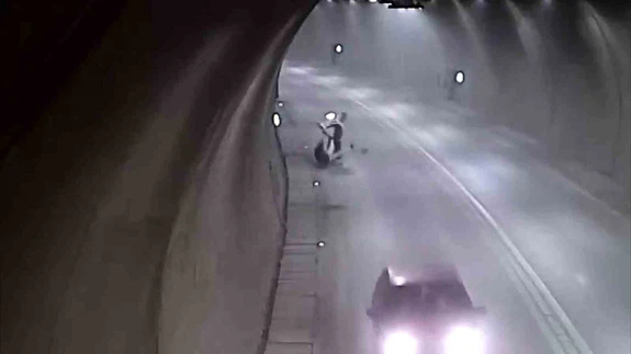 Bordüre çarptı, takla attı, ders çıkarmadı... Aksiyon filmlerini aratmayan anlar kameraya yansıdı!