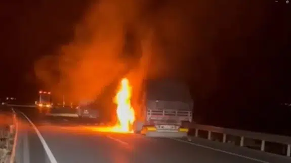 Gece yolculuğu kabusa döndü! Seyir halindeki tır bir anda alev aldı
