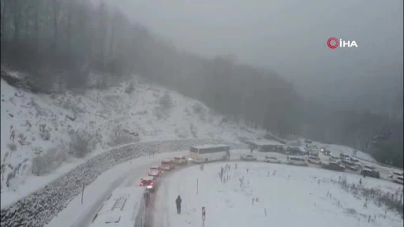 Uludağ’da trafik çilesi kilometrelerce kuyruk oluştu