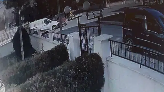 Eskişehir'de yandan çarpan araç otomobili kaldırıma fırlattı! Kaza anı kameralarda...