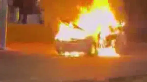 Alevler dakikalar içinde aracı yuttu... Diyarbakır’da seyir halindeki otomobil küle döndü!