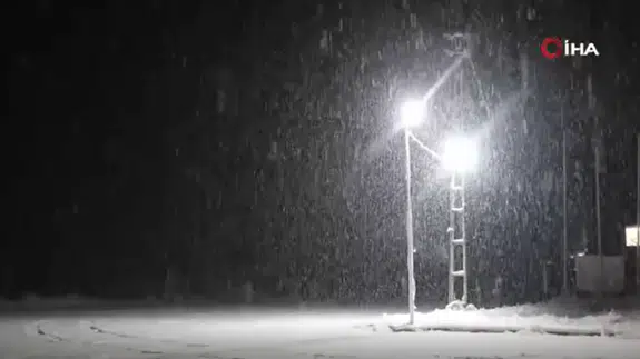 Karla mücadele başladı... Erzincan-Sivas karayolu kapandı!