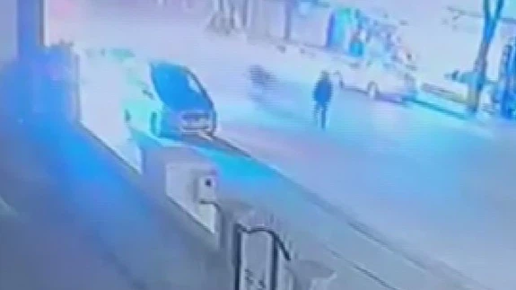 Yolun karşısına geçmek isteyen çocuğa motosiklet çarptı... O anlar kamerada
