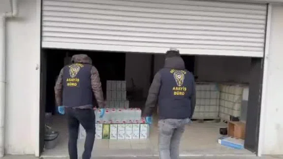 İstanbul'da kaçak alkol imalatına büyük darbe: Zeytinyağı şişelerinde saklamışlar...