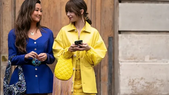 Fransız Şıklığı Sizinle: Emily in Paris Dizisinden İlham Alabileceğiniz 9 İkonik Çanta Stili!