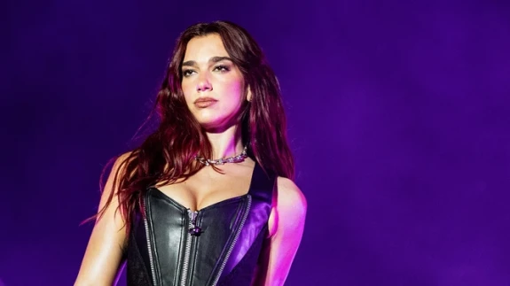 Callum Turner ile Nişanlanan Ünlü Şarkıcı Dua Lipa’nın Güzellik ve Fit Vücut Sırları!