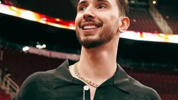 Alperen Şengün’ün Sevgilisi Hannah Cherry Kimdir? Model Sevgilisi Güzelliğiyle Büyüledi