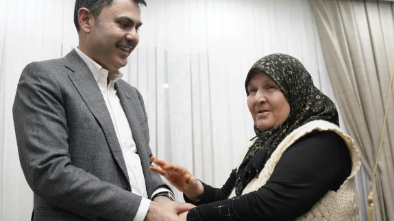 Murat Kurum o depremzedeyi ziyaret etti: ''Alnından öptüğüm çocuksun''