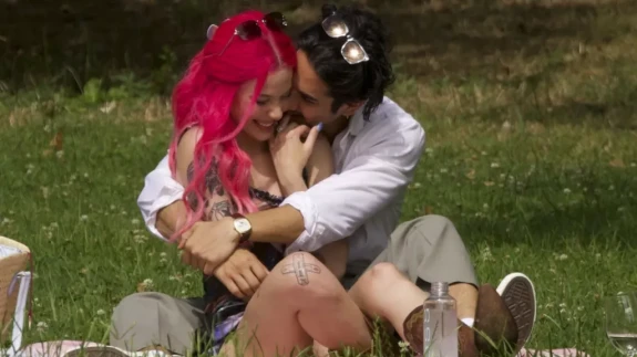 Romantizmin Zirvesi: Amerikalı Ünlü Şarkıcı Halsey ve Avan Jogia’dan Tutkulu Pozlar!