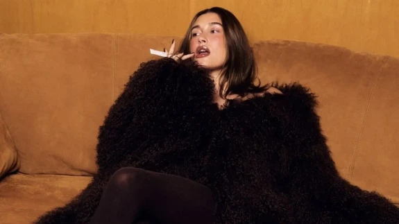 Hailey Bieber, Rhode Etkinliğinde Markasının Renklerine Büründü!