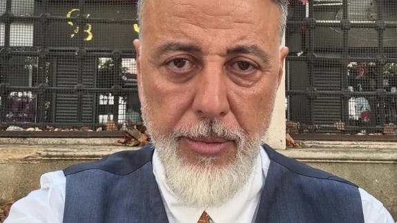 Kızılcık Şerbeti’nde Hamdi Alkan, İlhami’nin Babası Ulvi Rolüyle İlk Set Pozunu Verdi