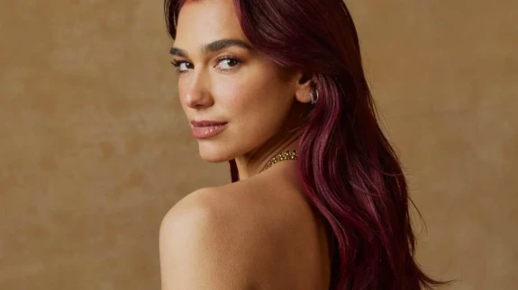 Dua Lipa, PUMA İçin Objektif Karşısına Geçti: Kızıl, Cesur ve Çarpıcı İmajıyla Tüm Dikkatleri Üzerine Çekti!