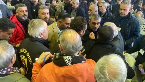 Başkanın maaşı yarıya düşürüldü! Genel kurulda yumruklar konuştu