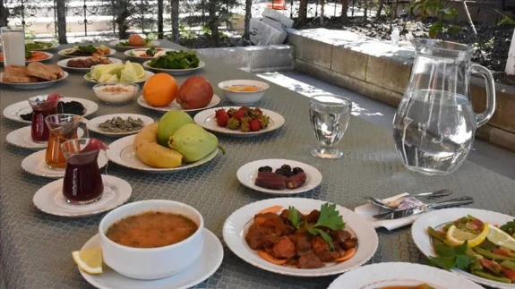 İftar Sonrası Maden Suyu İçilmeli mi? Ramazanda Hazımsızlık Sorununa Neler İyi Gelir?