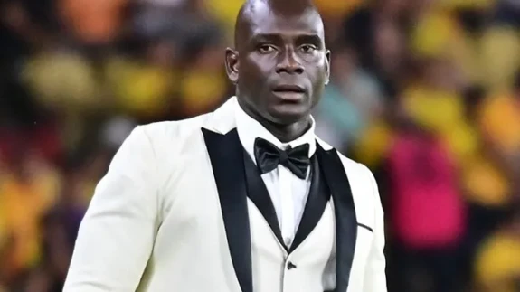 CONMEBOL Bile Övgüyle Bahsetti: Smokinli Teknik Direktör Segundo Castillo'nun Cesur Tarzı Gündem Oldu!