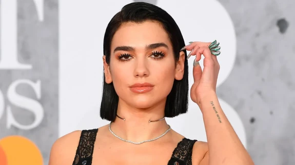 Dua Lipa’nın 2018’deki Maskülen ve Nude Güzellik Tarzı Hala Özleniyor!