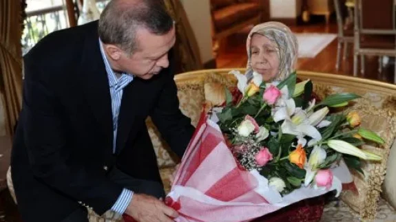 Siyasi provokasyon ahlak sınırlarını aştı: Cumhurbaşkanı Erdoğan'ın merhum annesine küfürler edildi