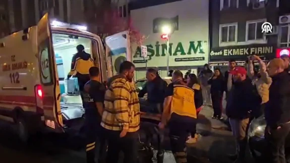 Otomobil Karşıya Geçmeye Çalışan 3 Kişiye Çarptı!