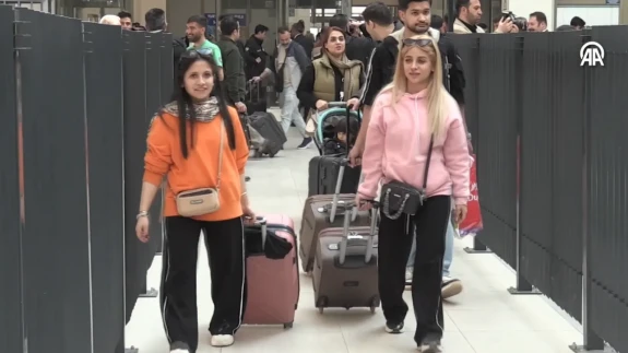 İranlı Turistler Kapıköy Gümrük Kapısından Giriş Yaptı: Nevruz Bayramı Tatillerini Türkiye'de Geçirecekler