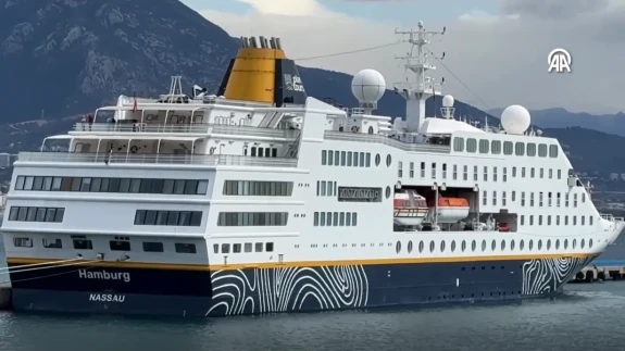 Karayipler'den Geldi Antalya'ya Demirledi!