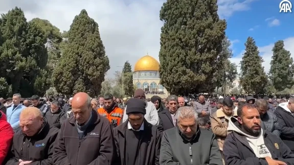 Filistinli Müslümanlar Yine İsrail'in Engellemelerine Rağmen Cuma Namazını Mescid-İ Aksa'da Kıldı