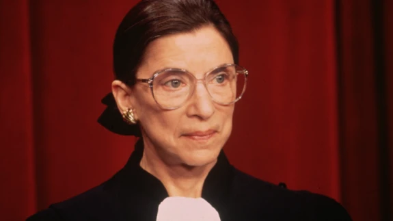 Dünya Kadınlar Günü’nde Onu Anıyoruz: Feminist İkon Ruth Bader Ginsburg Cübbesiyle Tarihi Değiştirdi!