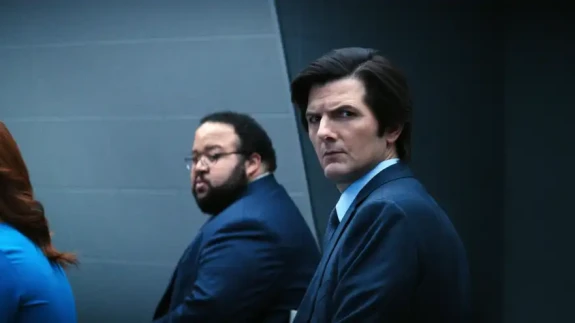 “Severance” Dizisinin Moda Sırrı: Ofis Şıklığında Yeni Akım!