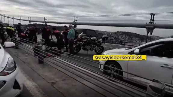 15 Temmuz Şehitler Köprüsü'nde Kaza Meydana Geldi: Yaşananlar Motosikletin Kamerasına Yansıdı
