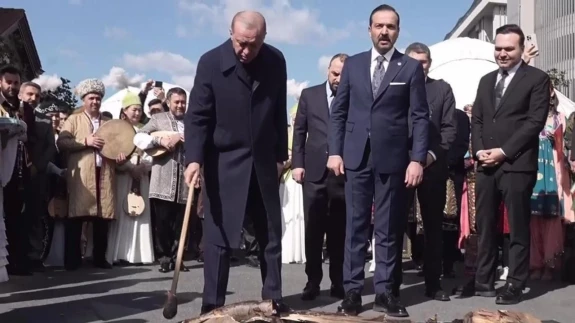 Cumhurbaşkanı Erdoğan Nevruz ateşini yaktı, üzerinden atladı!