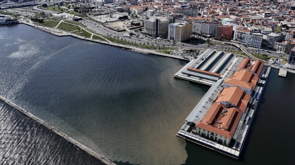 Skandal görüntüler! İzmir Körfezi'nde suyun rengi değişti kötü koku yayıldı