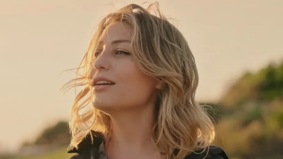 Aldanırım Şarkısını Söyleyen Sıla Şahin Kimdir, Kaç Yaşında, Nereli? Aldanırım Lyrics Sözleri!