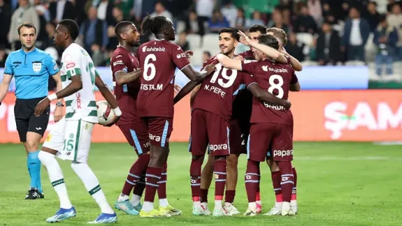 Hakem Bile Şaştı Kaldı: Konyaspor - Trabzonspor Maçında Futbol Değil, Resmen Boks Maçı İzledik!
