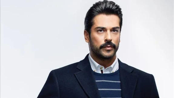 Burak Özçivit Karısı Kim, Sevgilisi Var mı, Sevgilisi Nereli, Kaç Yaşında, Ayrıldı mı ve Instagram Hesabı Var mı?