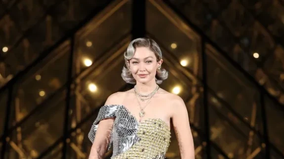 "Bu İkili Asla Birlikte Kullanılmaz" Kuralı Yıkıldı: Gigi Hadid, Le Grand Diner du Louvre’da Moda Tabularını Sildi!