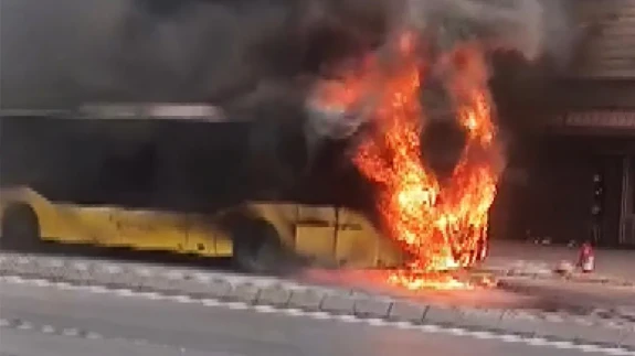 Faciaya ramak kala! Dolu otobüste alevler arasında kurtuluş mücadelesi