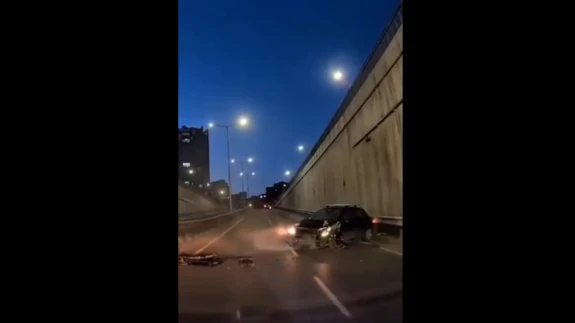 Pendik Kavakpınar Alt Geçiti'nde Direksiyon Hakimiyetini Kaybeden Araç Bariyerlere Çarptı: Kaza Anı Araç Kamerasına Yansıdı